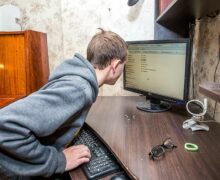 В Молдове раздадут бесплатные телефоны и устройства для работы на компьютере для слабовидящих людей