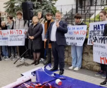 (ВИДЕО) В Кишиневе протестующие порвали флаг НАТО и облили его красной краской