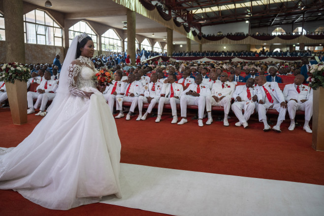 (FOTO) Peste 800 de cupluri s-au căsătorit într-o ceremonie comună, în Africa: "Uniunile poligame sunt autorizate de Biblie"