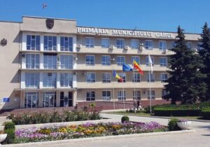 Descinderi cu mascați la Primăria Cahul: Mai mulți funcționari, cercetați pentru abuz în serviciu