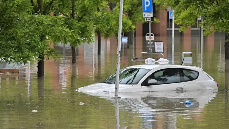 FOTO/VIDEO Italia: 13 morți din cauza inundațiilor. Timp de 36 de ore a plouat cât în șase luni