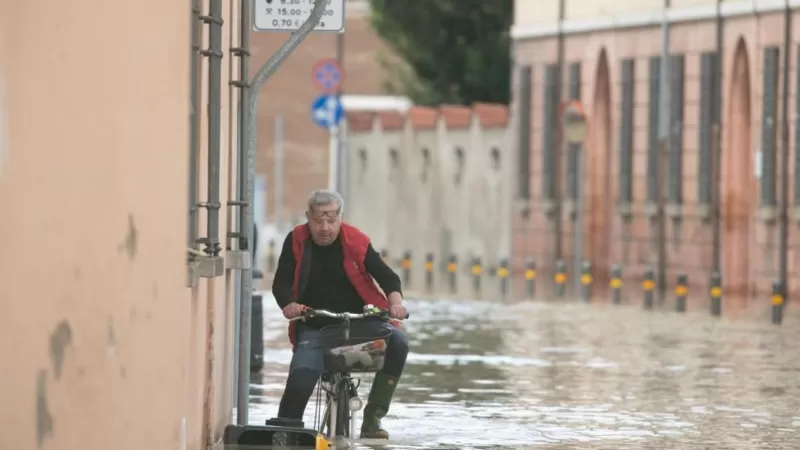 FOTO/VIDEO Italia: 13 morți din cauza inundațiilor. Timp de 36 de ore a plouat cât în șase luni