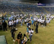 (ВИДЕО) В столице Сальвадора во время давки на стадионе погибли 12 человек