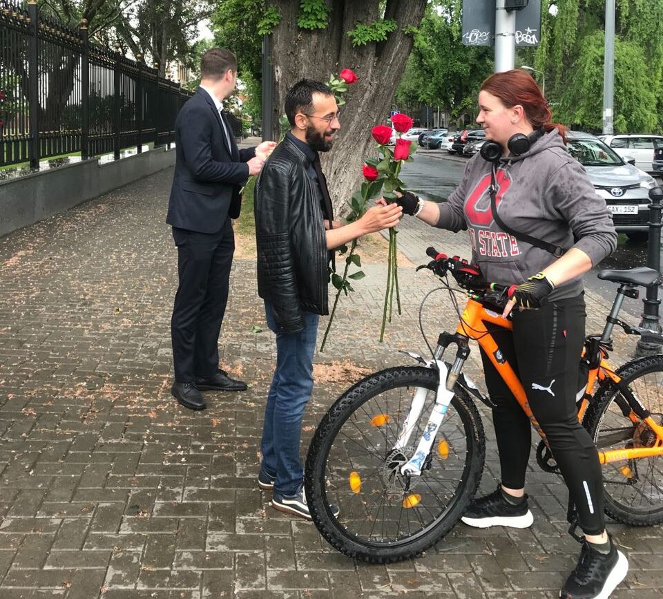 (ФОТО) Представители администрации президента раздали цветы, подаренные Санду на день рождения