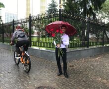 (ФОТО) Представители администрации президента раздали цветы, подаренные Санду на день рождения