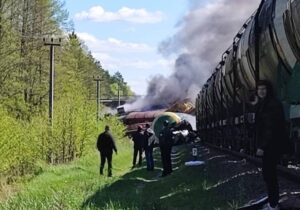 (ВИДЕО) В Брянской области с рельсов сошел поезд с топливом. Причина — взрыв на железнодорожных путях