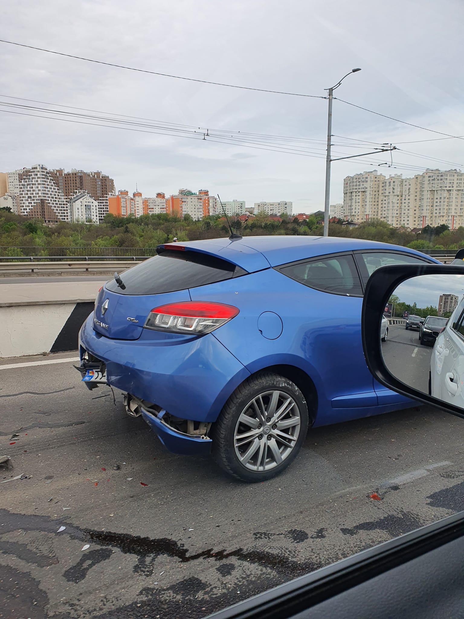FOTO Accident în lanț, în Chișinău: patru automobile s-au ciocnit pe Viaduct