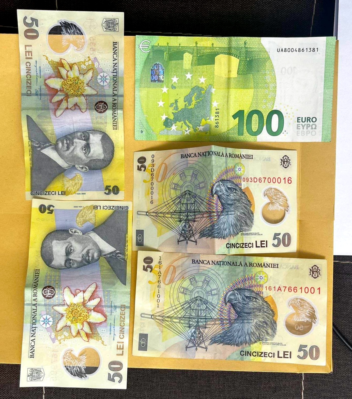 FOTO Mii de lei, ruble și dolari au fost depistați acasă la doi brokeri vamali. Percheziții și rețineri la nordul Moldovei