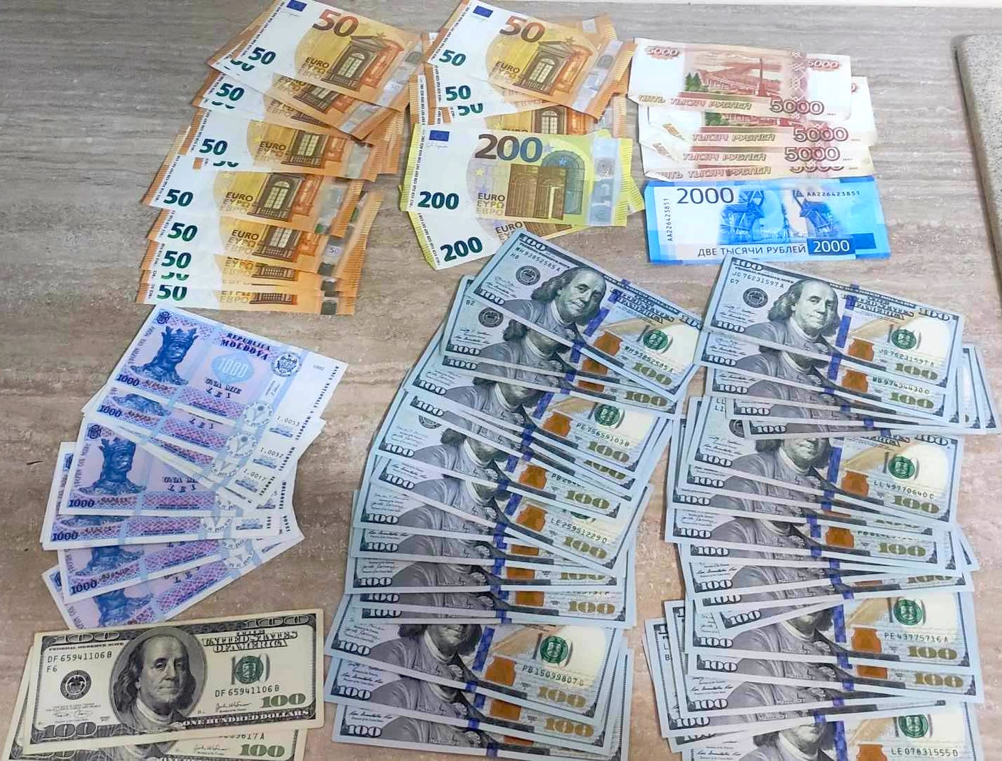 FOTO Mii de lei, ruble și dolari au fost depistați acasă la doi brokeri vamali. Percheziții și rețineri la nordul Moldovei