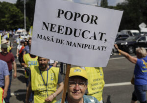 (ФОТО) В Бухаресте более 10 тыс. учителей вышли на протест