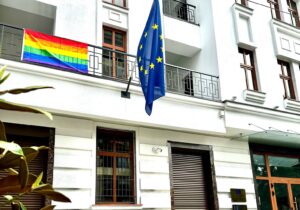 Steagul curcubeu, pe clădirea Delegației UE în Moldova. 30 de țări au semnat o declarație de ziua internațională împotriva homofobiei, bifobiei și transfobiei