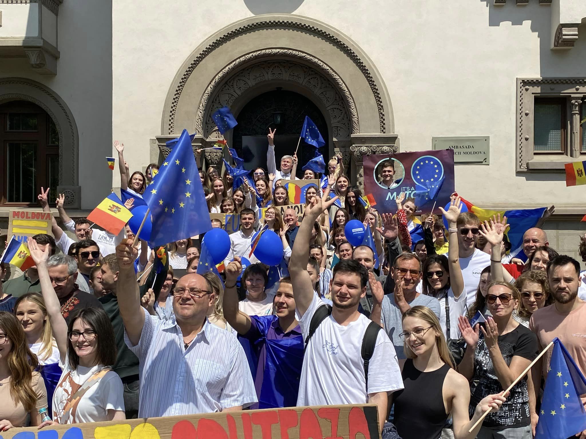 FOTO/VIDEO Muzică, dansuri și sute de kilometri parcurși: Cum a fost sărbătorită „Moldova Europeană” în diasporă