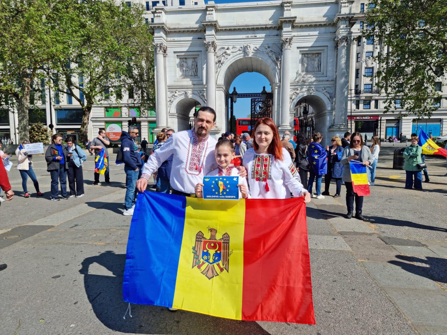 FOTO/VIDEO Muzică, dansuri și sute de kilometri parcurși: Cum a fost sărbătorită „Moldova Europeană” în diasporă