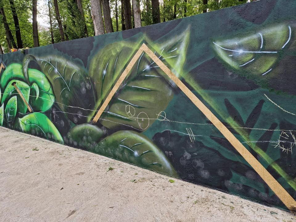 (ФОТО) В Кишиневе дети изрисовали фреску на стене летнего кинотеатра