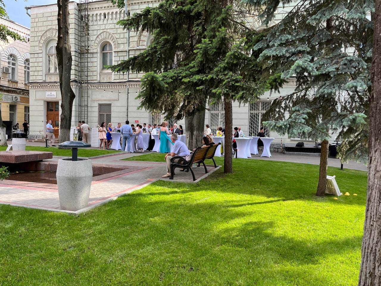 FOTO Un cântereț de operă și-a organizat nunta în curtea primăriei Chișinău. Ceban: Deschide o nouă pagină în istoria instituției