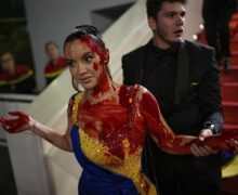 VIDEO O femeie îmbrăcată în culorile Ucrainei s-a stropit cu vopsea roșie pe covorul roșu de la Cannes