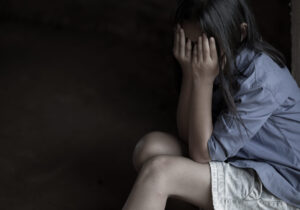 Și-a violat propriul copil ani la rând. Pedeapsa pe care va trebui să o execute un moldovean