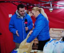 (ВИДЕО) «Раньше помощь приносили обычные люди». Как спустя год войны беженцам из Украины в Молдове стало не хватать помощи