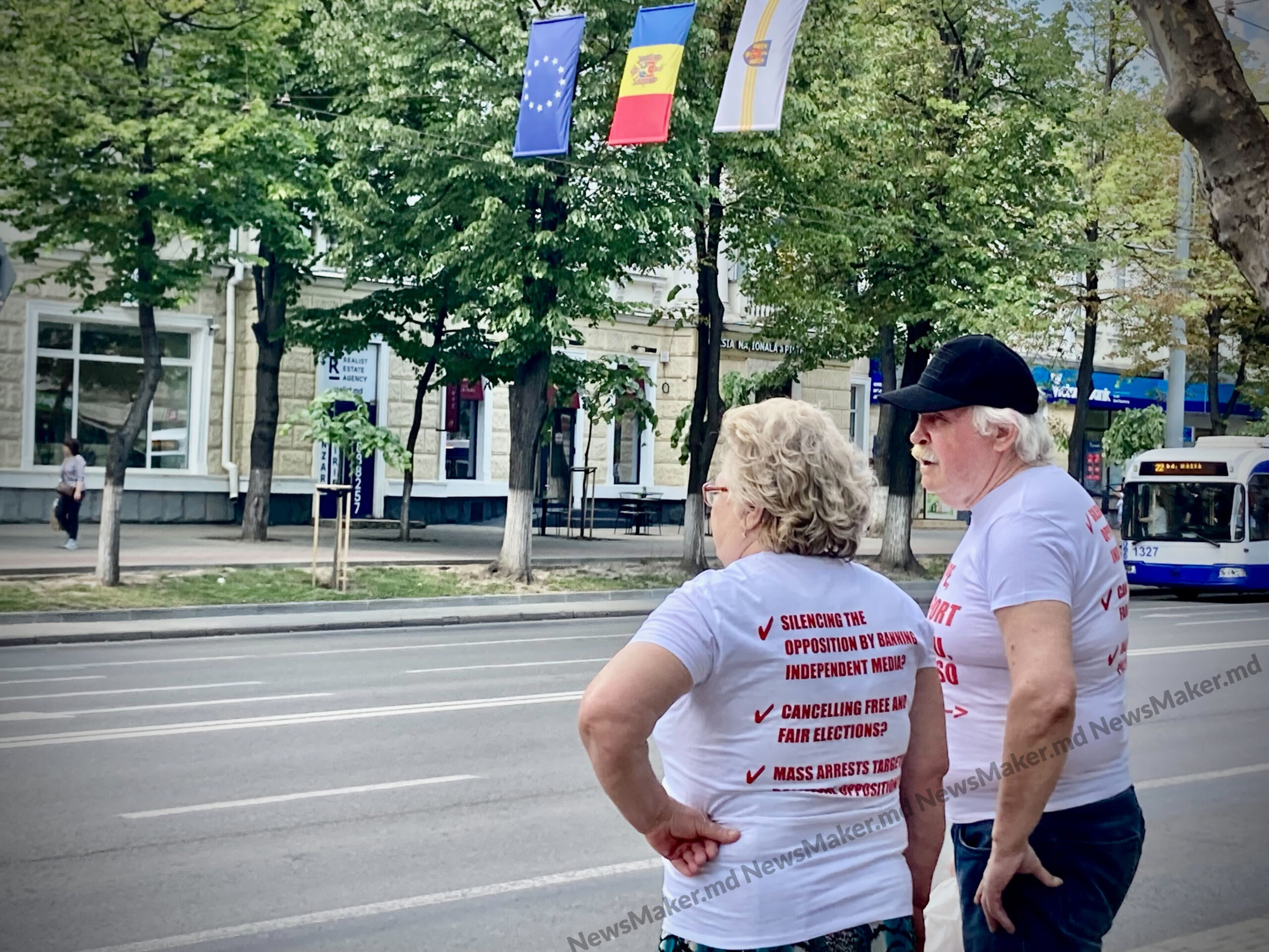 Centrul Chișinăului, împânzit de „tricouri albe” cu mesaje anti-guvernamentale, cu o zi înainte de summit. Cum a reacționat poliția