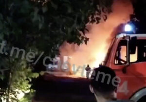 (ВИДЕО) В Кишиневе на парковке мясокомбината сгорели три автомобиля