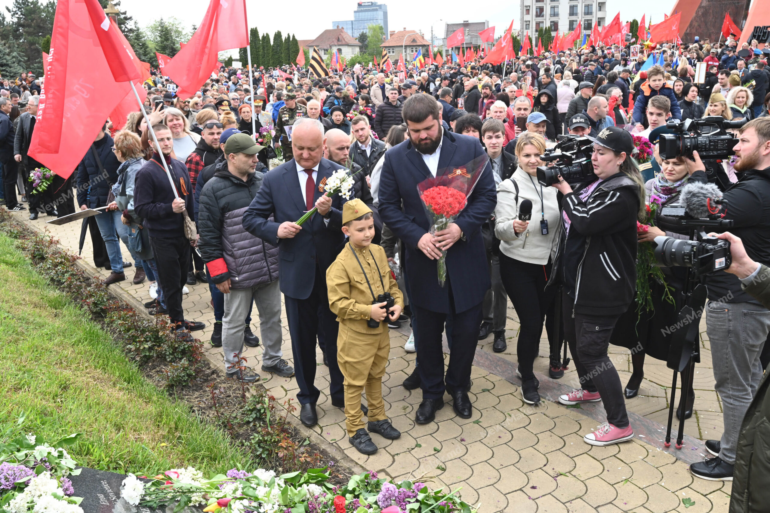Panglici interzise, Stalin, baloane și nostalgie sovietică. 9 mai la Chișinău - FOTOREPORTAJ