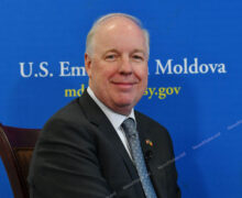 (ВИДЕО) «Это делается, чтобы дестабилизировать ситуацию в стране». Посол США в Молдове об угрозах, санкциях, Приднестровье и Гагаузии. Интервью NM