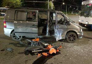 (ФОТО) В Кишиневе мотоцикл врезался в автомобиль. Есть пострадавший