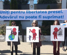 «Правду нельзя заглушить». Журналисты провели флешмоб перед посольством России в Кишиневе