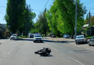 (ФОТО) В Кишиневе мотоциклист сбил женщину на пешеходном переходе