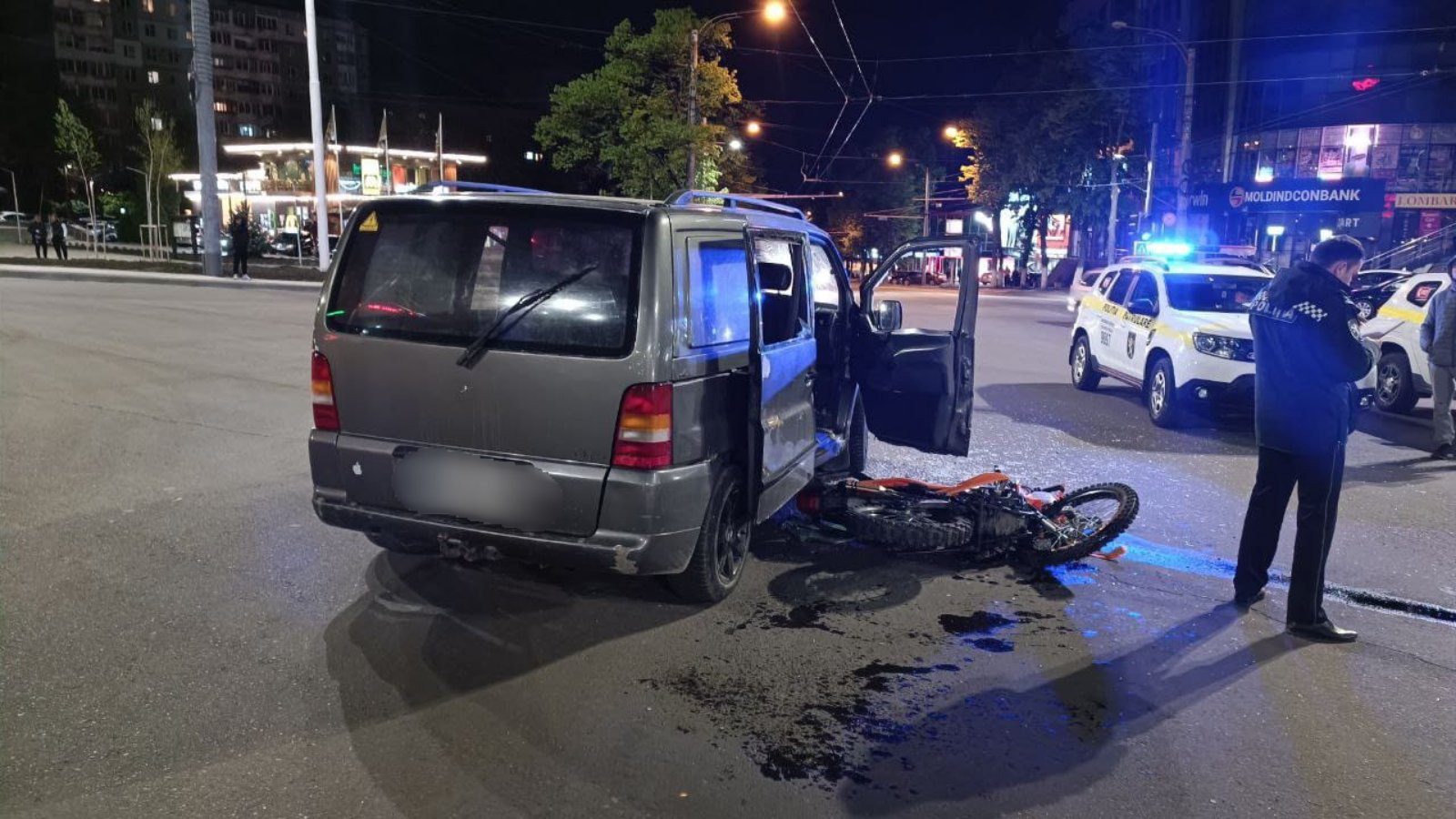 (ФОТО) В Кишиневе мотоцикл врезался в автомобиль. Есть пострадавший