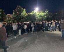 LIVE Câteva sute de persoane s-au adunat la sediul Adunării Populare a Găgăuziei