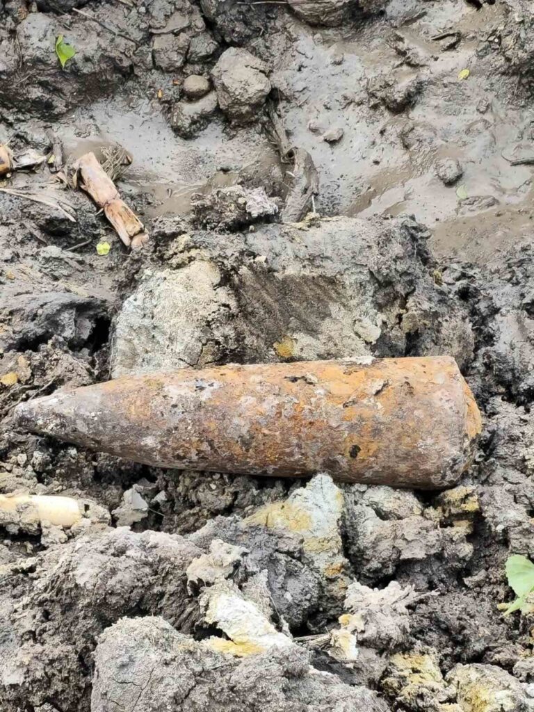 (ФОТО) На берегу реки Бык нашли снаряд. Что говорят в полиции