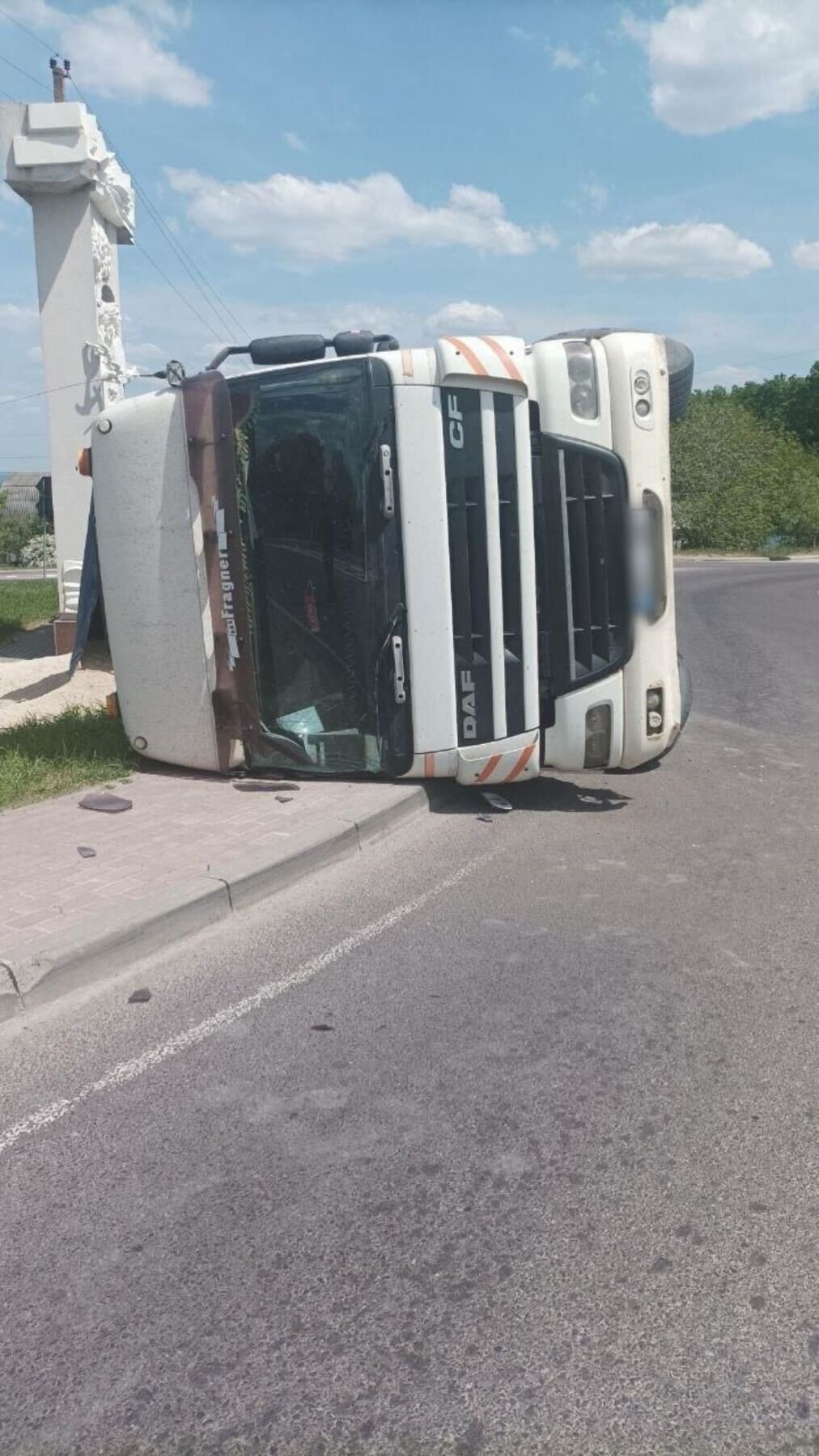 FOTO Un camion s-a răsturnat la un sens giratoriu din Soroca. Șoferul a fost testat alcoolscopic