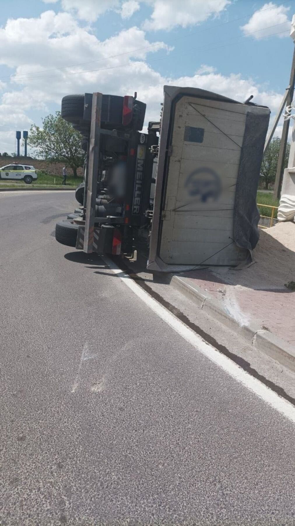 FOTO Un camion s-a răsturnat la un sens giratoriu din Soroca. Șoferul a fost testat alcoolscopic