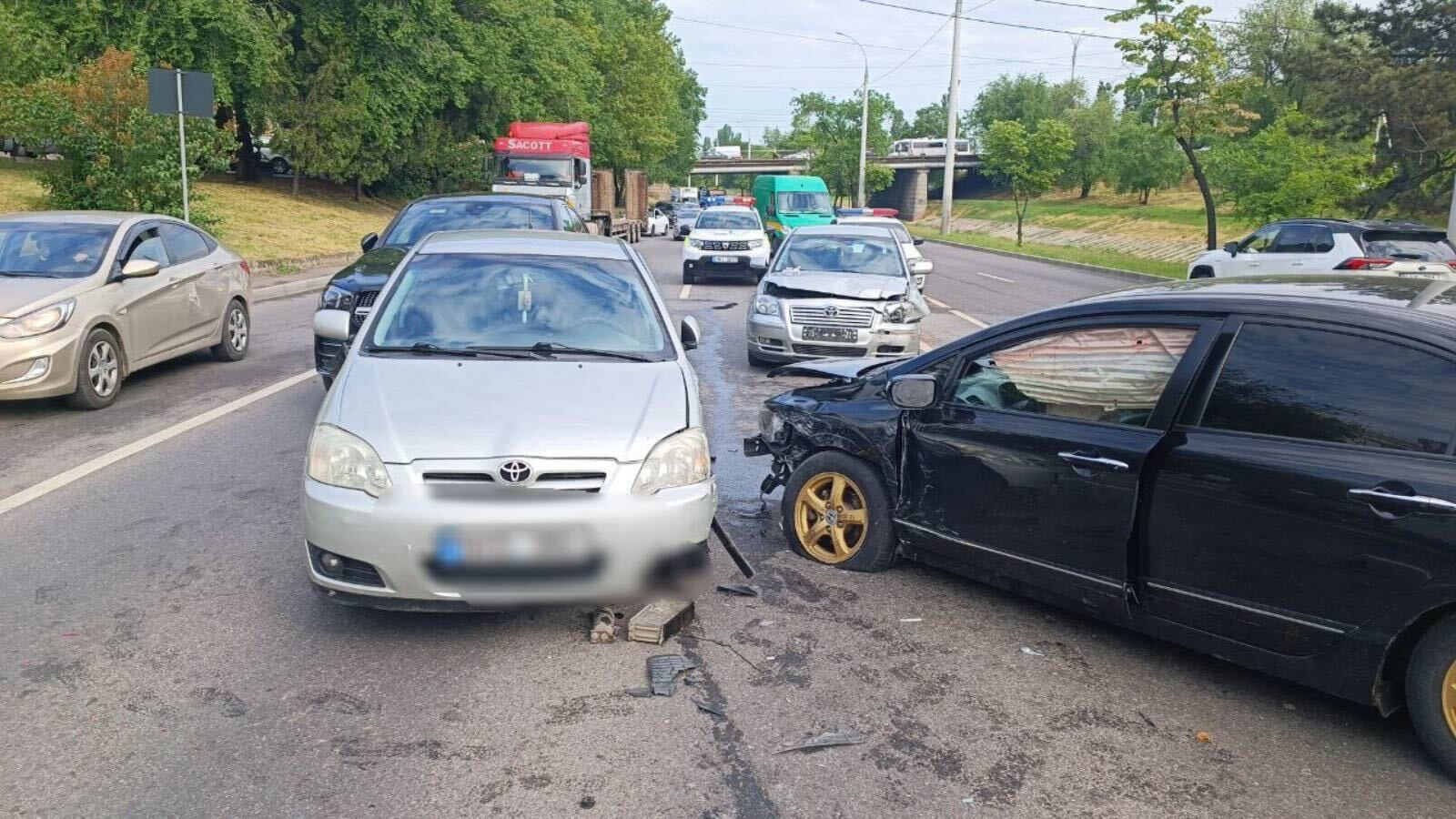 (ФОТО) Авария в Кишиневе. Столкнулись шесть автомобилей