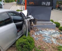 (ФОТО) В Дурлештах автомобиль врезался в информационное панно АЗС. Пострадала 82-летняя женщина