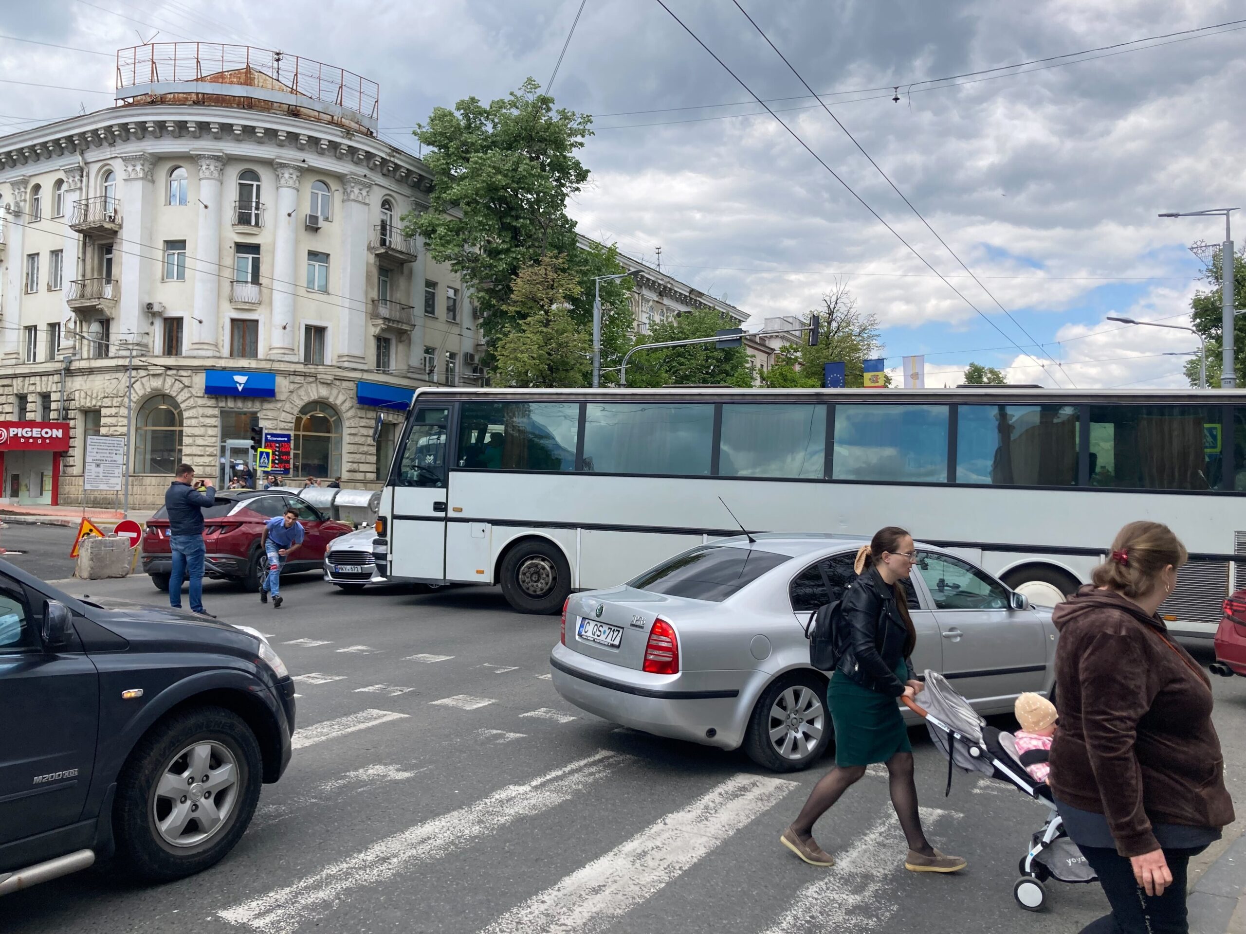 FOTO Ambuteiaj în centrul capitalei, după ce un autobuz s-a ciocnit cu o mașină. 6 rute de troleibuz au fost redirecționate