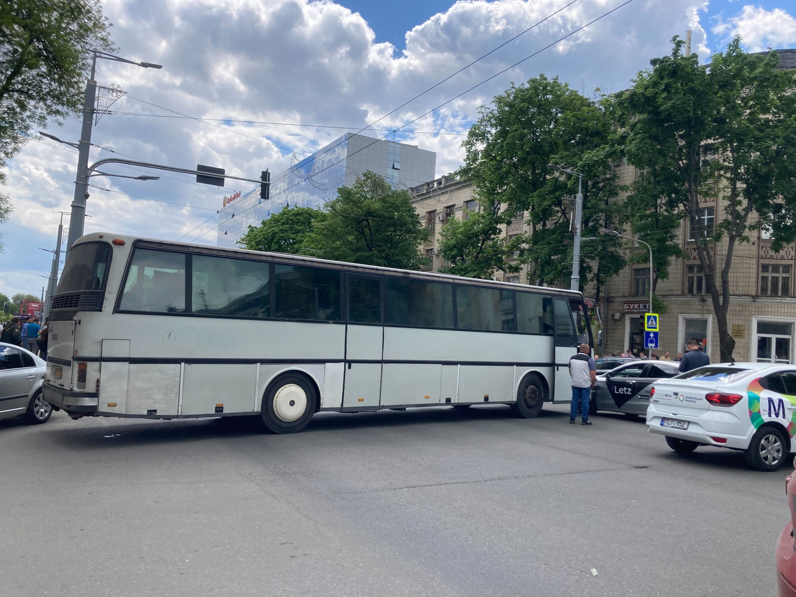 FOTO Ambuteiaj în centrul capitalei, după ce un autobuz s-a ciocnit cu o mașină. 6 rute de troleibuz au fost redirecționate