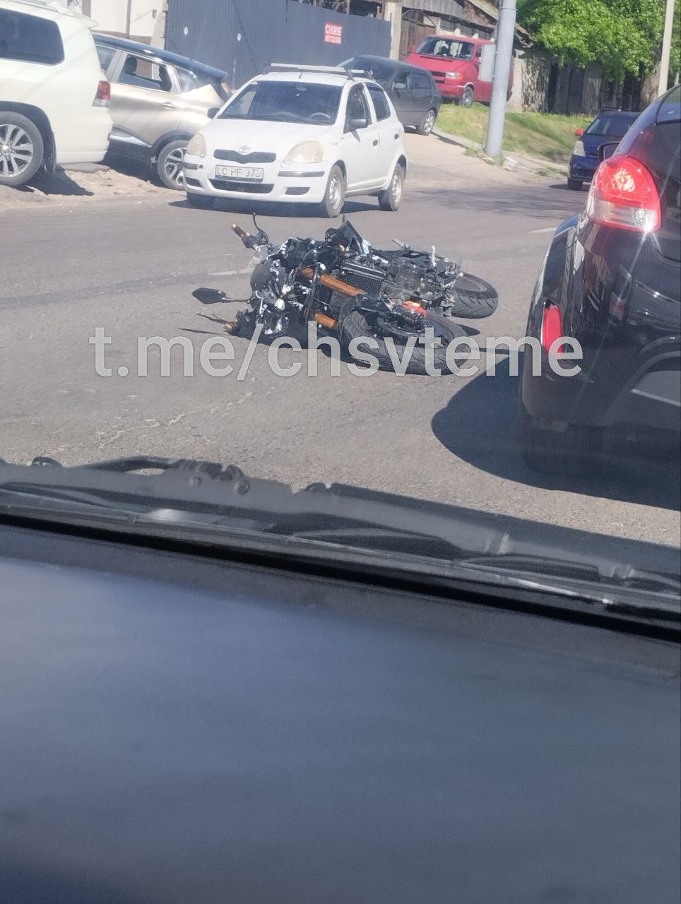 FOTO Chișinău: Un motociclist a lovit o tânără care traversa strada regulamentar