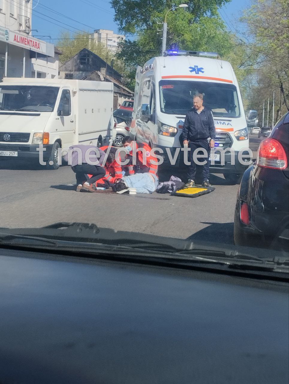 (ФОТО) В Кишиневе мотоциклист сбил женщину на пешеходном переходе