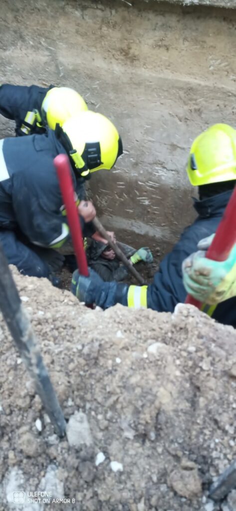 FOTO/VIDEO Peste doi muncitori din Chișinău s-a surpat un mal, în timp ce efectuau săpături. Cum se simt bărbații