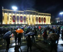 VIDEO Georgienii au protestat noaptea trecută la sediul Parlamentului de la Tbilisi față de reluarea legăturilor avia cu Rusia