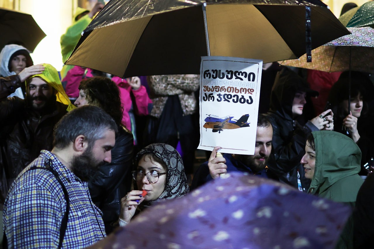 VIDEO Georgienii au protestat noaptea trecută la sediul Parlamentului de la Tbilisi față de reluarea legăturilor avia cu Rusia