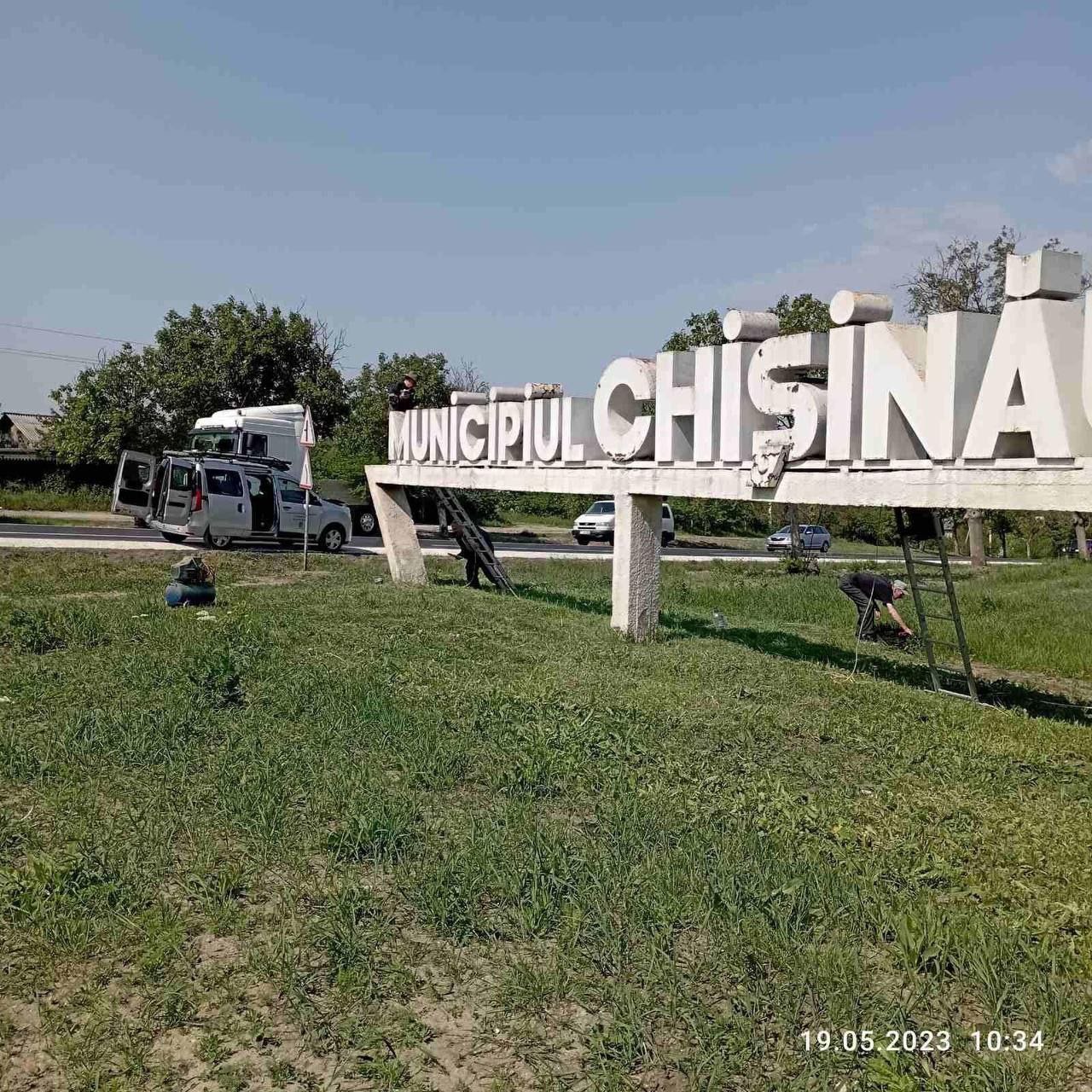 (FOTO) Inscripțiile „Chișinău” de la intrarea în capitală au fost reabilitate
