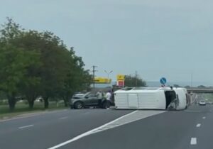 (ВИДЕО) В Теленештском районе произошла авария. Перевернулся микроавтобус