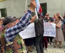 VIDEO Muzică și dans în fața Curții de Apel Comrat, unde se decide soarta bașcanului ales, Evghenia Guțul