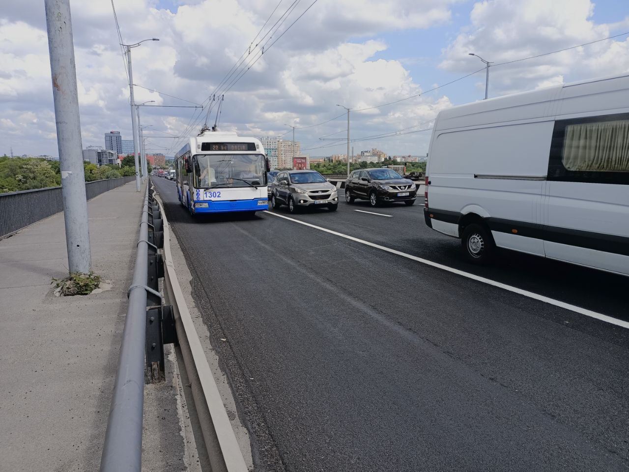 FOTO Pe viaduct a fost adăugată o bandă dedicată transportului public și modificată limita de viteză pentru șoferi