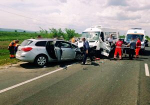 Авария в Оргеевском районе. Микроавтобус с пассажирами врезался в автомобиль