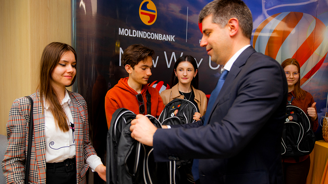 Moldindconbank наградил детей, обладателей карт Mastercard GO, и приобщил их к банковскому делу