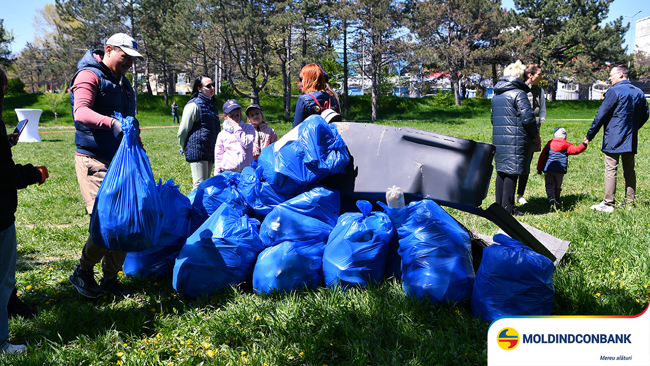 Echipa Moldindconbank s-a alăturat acțiunii de ecologizare a parcului de pe strada Hipodromului din Chișinău